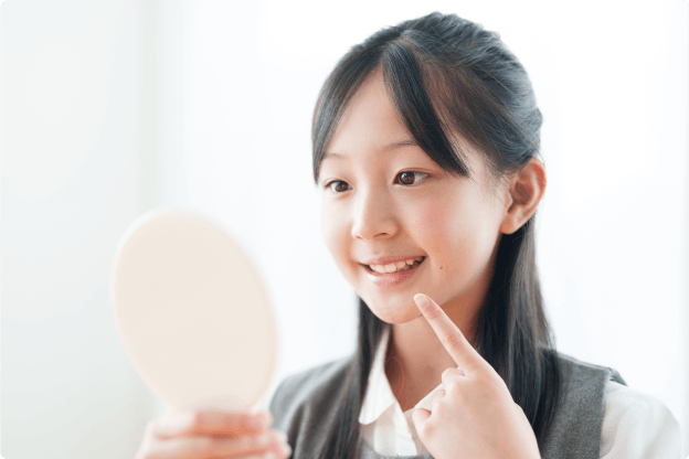 歯並びを確認する女の子